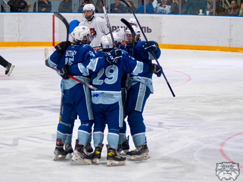 ХК «Манул» провел первую выездную серию игр Первенства ЮХЛ с победами над командами из Южно-Сахалинска и Новосибирска